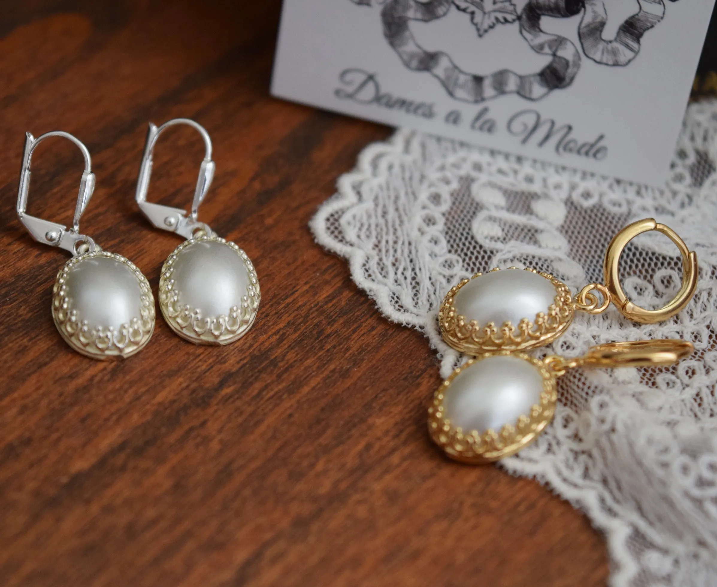 Crown set Pearl earrings - Medium Oval