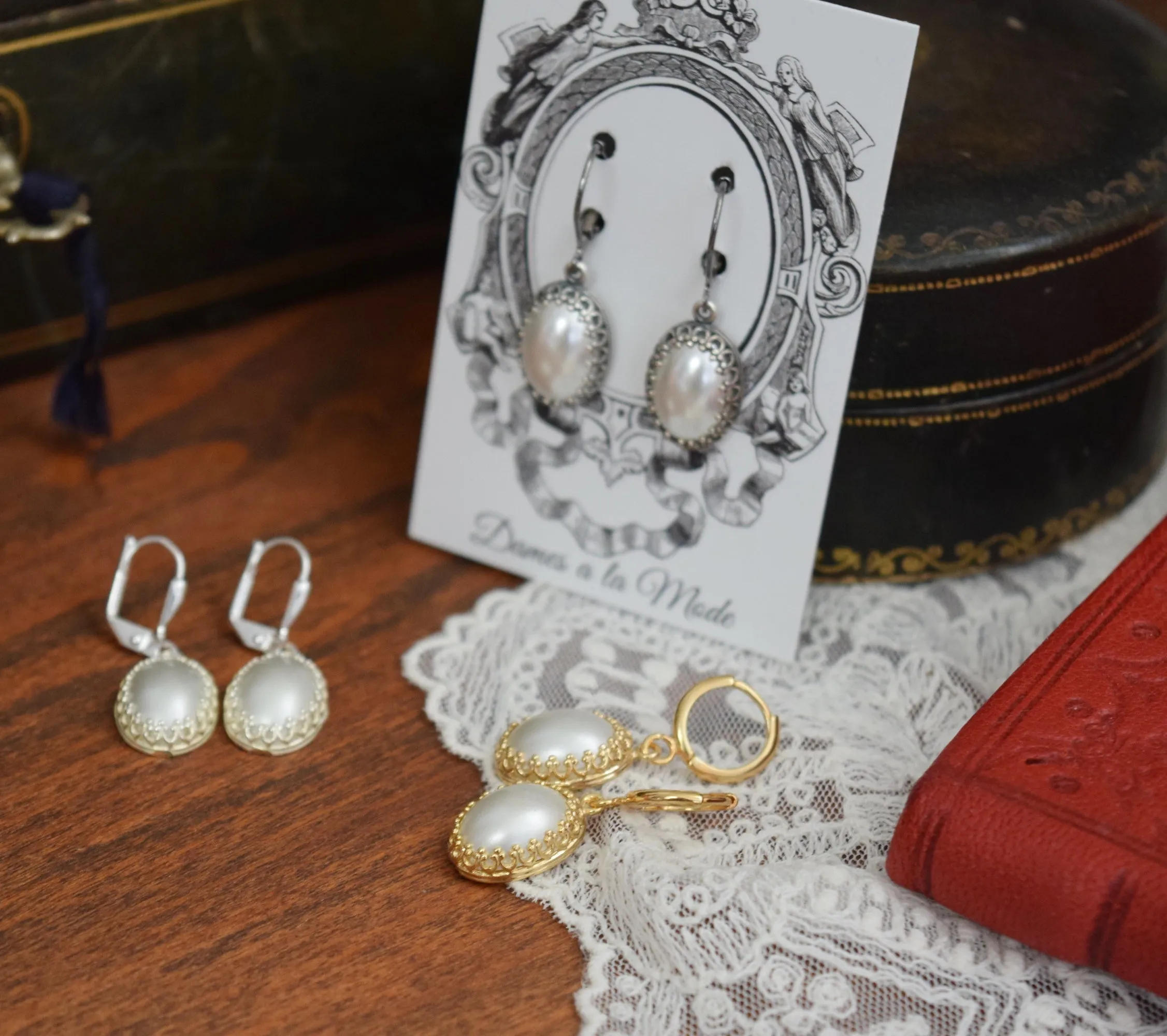 Crown set Pearl earrings - Medium Oval