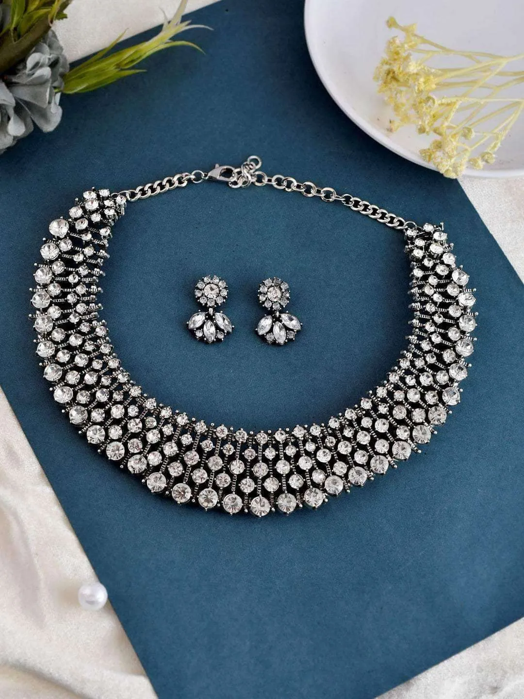 Dixika Vanvari In Diamond Choker With Earrings Silver