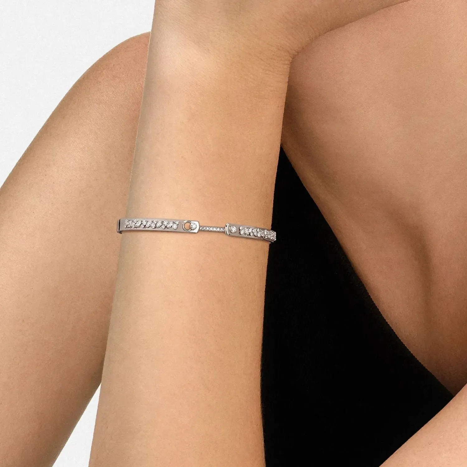 NOUVEL HERITAGE 18K WHITE GOLD UNDER THE STARS DIAMOND BANGLE BRACELET